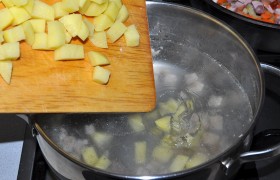В кипящую в кастрюле воду закладываем картофель.