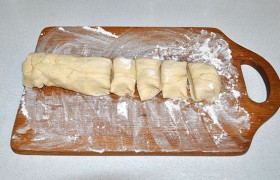 Из теста делаем «колбаску», которую делим на 8 частей.