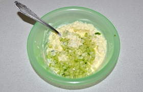 Перемешиваем яйца, сыр, огурец и майонез, пробуем на соль получившийся салатик.