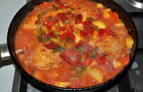 Кладем нарезанный сладкий перец, добавляем соевый соус и под крышкой оставляем тушиться несколько минут до мягкости курицы и картофеля.