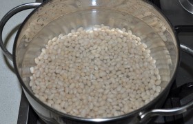 Фасоль, замоченную за несколько часов, ставим варить – это занимает примерно полчаса. Наливаем в кастрюлю 1,6-2 л воды. Когда фасоль почти готова – добавляем картофель, нарезанный кубиком. 