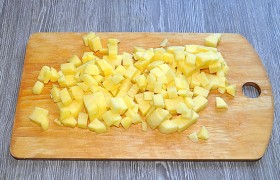 Картофель нарезаем брусочками или кубиком - это кому как нравится. Можно вообще варить солянку без картофеля.