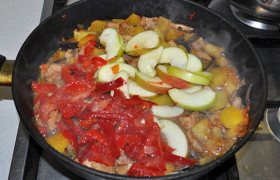 Подливаем немного воды, солим и перчим, тушим блюдо 7-8 минут. Под крышкой. Остается положить нарезанный сладкий перец и ломтики яблока. Тушим еще несколько минут (3-5).
