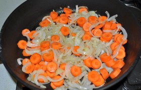 Пока варится печень – готовим овощи: разогрев на среднем огне 2-3 ст. ложки масла, 10-12 минут  пассеруем  полукольца лука и кружочки моркови. 