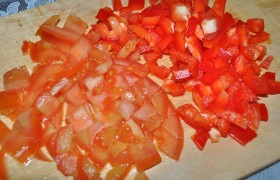 Мелко нарезаем помидоры и сладкий перец.