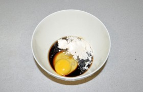 Соединяем соевый соус с яйцом и мукой, перемешиваем, слегка взбиваем. Пробуем на вкус – возможно, надо подсыпать соли или перца.