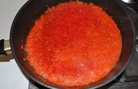 Разогреваем еще масла, выкладываем помидоры, через 12-15 минут – сладкие перцы, вместе они  побулькивают и выпариваются, густеют еще около 15 минут.