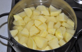 2 яйца в ковшике, а очищенный и нарезанный картофель в кастрюле –  отвариваем . Когда картошка будет готова, полностью сливаем воду, превращаем в пюре, даем немного остыть и вмешиваем 1 сырое яйцо. Солим в процессе варки.