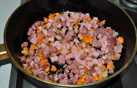 Мясопродукты – колбасы, сосиски, копчености – нарезаем некрупными кубиками и все вместе отправляем в сковороду. Тушим, помешивая, минуты 3-4.