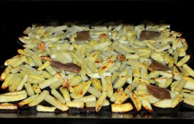 Картофель запекается при 200-210° до готовности, пока мы занимаемся мясом.