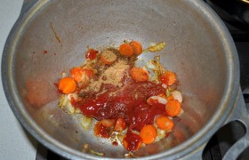 В латку добавляем томатную пасту и кетчуп, приправу к курице, сахар, немного кипятка. 