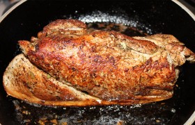  Раскаляем  на конфорке с сильным огнем масло в сковороде, со всех возможных сторон обжариваем мясо до корочек, по 2-2,5 минуты каждую сторону. Кладем мясо в форму (или гусятницу), чтобы немного остыло, 5-7 минут.