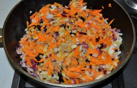 Шинкуем лук средним кубиком, натираем морковь. Минут, которые мы тратим на это, достаточно, чтобы в сковороде на среднем огне хорошо разогрелось растительное масло. Закладываем овощи и минут 6-7 пассеруем , периодически помешиваем. 