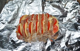Берем двойной лист фольги, кладем на него свинину. Плотно запаковываем мясо, помещаем в форму или на противень и ставим на час в духовку, нагревшуюся до 190-200°.