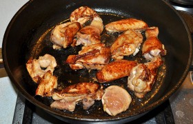 В сковороду - 2-3 ст. ложки масла, 3-4 минуты оно  перекаливается . Убираем огонь до средне-сильного, выкладываем половину кусочков курицы, жарим примерно минуту до корочки, переворачиваем, еще убираем огонь – до среднего, на нем дожариваем курицу 1,5-2 минуты. Убрав курицу, даем маслу снова перекалиться и жарим в том же режиме вторую порцию. 