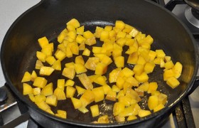 А на сковороду засыпаем манго, обжариваем 2 минуты. Перекладываем фруктовые кубики к мясу. 
