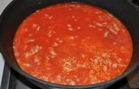 Добавляем уксус, через 30-40 секунд заливаем пассату (если мы ее своевременно  заготовили ) или пюрированные блендером, да просто натертые на мелкой терке помидоры (без шкурок). Даем покипеть пару минут, немного солим и перчим соус. 
