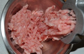 Промытое, обсушенное мясо индейки нарезаем и пропускаем через мясорубку, можно вместе с луковицей.