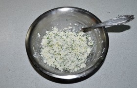 Творог посыпаем порубленным укропом, солью, смешиваем с 2-3 ст. ложками майонеза либо сметаны.