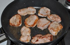 А на конфорке с сильным огнем  перекаливается  в сковороде немного масла, на котором мы быстро обжариваем с обеих сторон свинину – по 40-50 секунд, только до корочки, которая помогает мясу не потерять соки.