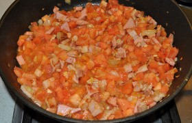 Засыпаем томаты, приправляем соус и даем ему потушиться минут 5 на слабом огоньке.