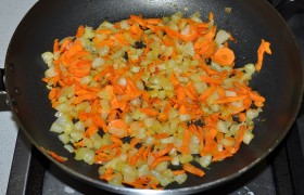 Тем временем на одной сковороде у нас  пассеруются  мелко нарезанные овощи: лук, сельдерей и морковь (ее можно натереть), время – 7-8 минут, огонь – средний. Добавляем к заправке 1-2 половника бульона, тушим 3-4 минуты, выключаем. 