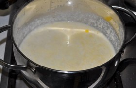 Для сливочного соуса заливаем в кастрюлю сливки, не на сильном, а на среднем огне, помешивая, даем дойти до закипания, засыпаем тертый сыр, солим и перчим, еще уменьшаем огонь и 30-50 секунд помешиваем. Как только расплавится сыр – кладем сливочное масло, хорошо вымешиваем, снимаем с огня.