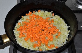 Добавляем мелко нарезанную кубиками или тертую морковь, продолжаем пассеровку еще 5-6 минут.