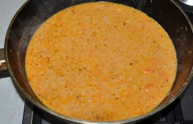 Мелко рубим лук и мелко натираем морковь. На среднем огне  пассеруем  овощи с маслом 5-7 минут. Добавляем томатную пасту, сметану и примерно 300-350 мл горячей воды, солим и перчим, тушим пару минут.