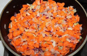За эти минуты очищаем и нарезаем по своему вкусу морковь, засыпаем в сковороду с луком, тушим все вместе 10-12 минут, смешиваем с томатной пастой и выключаем.