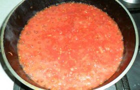 Измельченные помидоры выливаем в сковороду, заправляем сахаром, солью, перцем, а после быстрого закипания оставляем минут на 20 на слабеньком огне, на котором выпарится часть жидкости.