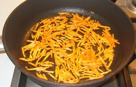 Очищенную морковь натираем на терке для корейской моркови тоненькими недлинными «спичками». В разогретом масле  пассеруем  на огне меньше среднего 7-8 минут, до мягкости. Остужаем. 