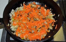 Морковь натираем либо нарезаем, добавляем к луку и пассеруем еще 5-7 минут.