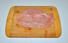  Отбивание , как обычно, делаем, закладывая половинки филе (полностью размороженные) в пакетик, в нем и отбиваем мясо до возможно меньшей толщины, 4-5 мм. Используем деревянный молоток.