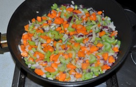 На сковороде хорошо разогреваем пару ст. ложек масла, уводим огонь на средний и засыпаем морковь с луком и сельдереем, 10-12 минут томим, пока лук станет прозрачным, временами перемешиваем.