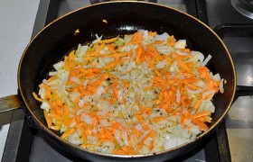 Чистим и шинкуем лук, натираем морковь. Разогреваем оба масла, засыпаем овощи, посыпаем слегка солью и перцем.  Пассеруем , помешивая, 7-8 минут, огонь – средний.