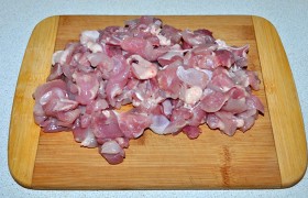 Срезаем мясо с окорочков, вместе с куриным филе нарезаем на кусочки примерно по 3 см.