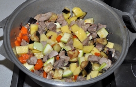 Перемешиваем, а после закипания тушим овощи с мясом 20-30 минут. Время тушения зависит от качества мяса. 