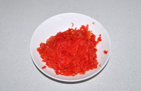 Измельчаем томаты с помощью крупной терки. Или заливаем надрезанные томаты кипятком, через минуту охлаждаем, снимаем шкурки и измельчаем в блендере.