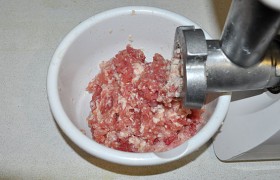 Фарш готовим сами, пропуская кусочки мяса через решетку мясорубки. 