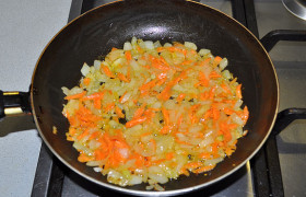 Мелким кубиком шинкуем лук, сильно разогреваем масло на среднем огне и высыпаем лук на сковороду, помешиваем 4-5 минут, пока он становится мягким. Кладем тертую морковь и продолжаем обжаривать еще 4-5 минут.