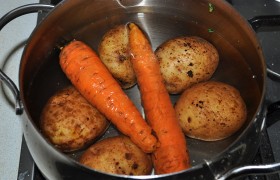  Отвариваем  картошку и морковь в одной кастрюле, клубни свеклы - в другой, не забыв подлить уксуса, чтобы свекла осталась яркой. 