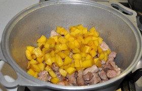 Обжаренные кубики манго смешиваем с кусочками мяса.
