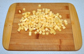 Нарезаем кусок сыра маленьким кубиком, 5-7 мм.