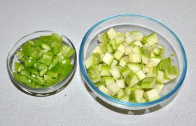 Цуккини или кабачки тоже превращаем в кубики, так же нарезаем зеленые перцы.