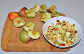 Начнем с яблок: промываем, разрезаем на 4 части. Вычищаем серединки, нарезаем кусочками, побрызгаем немного лимонным соком, чтобы остановить потемнение кусочков.