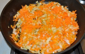Для начинки на среднем огне  пассеруем  10 минут на разогретом растительном и сливочном масле нашинкованный лук и морковь, чуть солим и перчим, перемешиваем с томатной пастой или кетчупом, посыпаем сахаром, тушим 3-4 минуты. Выкладываем для остывания. 