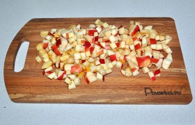 Яблоки нарезаем кубиками примерно по 10-12 мм. Чистить ли яблоки от кожицы – каждый решает сам.