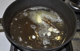 Включаем сильный огонь, ставим сковороду с маслом, чесноком и розмарином. Масло раскаляется и ароматизируется. 