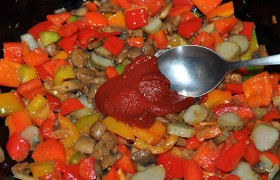 Выкладываем томатную пасту, вливаем бульон (или горячую воду), приправляем перцем, майораном и солью, измельченным чесноком. 